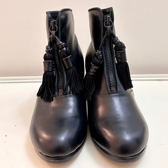 Rag & Bone Darcy Black Leather Rounded Toe Front Zip Up Tassel Ankle Boot sz 7.5 - Picture 2 of 8
